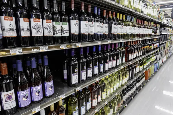 Chambersburg Pennsylvania ABD 5-22-2025 Yerel süpermarkette şarap reyonu