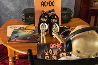 Chambersburg Pennsylvania ABD 5-31-2025 iskelet ACDC müzik dinleme ACDC terlik giyen