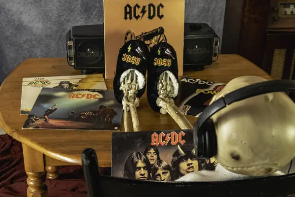 Chambersburg Pennsylvania ABD 5-31-2025 iskelet ACDC müzik dinleme ACDC terlik giyen