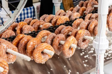 Açık hava pazarında taze jöleli çörekler.