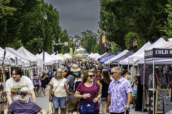 Chambersburg Pennsylvania ABD 7-19-2025 Küçük kasabada kalabalık sokak festivali bulutlu bir günde