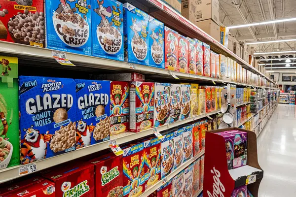 Chambersburg Pennsylvania ABD 8-13-2025 Kahvaltı gevreği reyonu Yerel süpermarkette