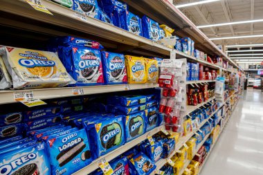 Chambersburg Pennsylvania ABD 8-27-2025 Oreo kurabiyelerinin yerel süpermarketteki kurabiye reyonunda sergilenmesi