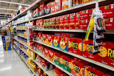 Chambersburg Pennsylvania ABD 8-27-2025 Yerel süpermarketin kraker reyonunda Ritz krakerleri sergileniyor