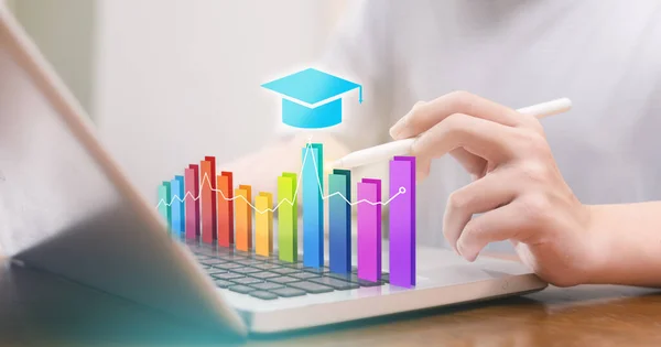 Genç çocuk çevrimiçi kontrol listesi yapmak için dizüstü bilgisayar kullanıyor, sınavlara giriyor, online anketler yapıyor, soruları dijital formda cevaplıyor..