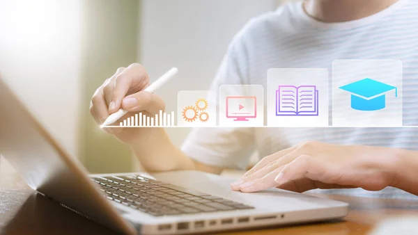 Genç çocuk çevrimiçi kontrol listesi yapmak için dizüstü bilgisayar kullanıyor, sınavlara giriyor, online anketler yapıyor, soruları dijital formda cevaplıyor..