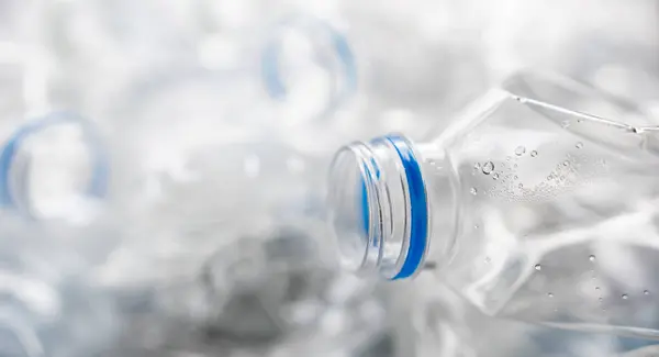 Geri dönüşüm için plastik su şişelerini boşa harcayın. atık yönetimi kavramları.