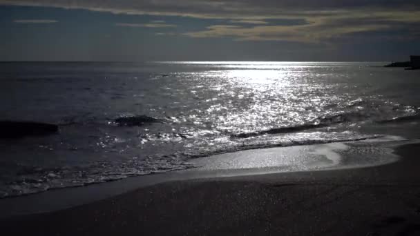 黒海の表面に太陽のまぶしさで太陽の反射 — ストック動画