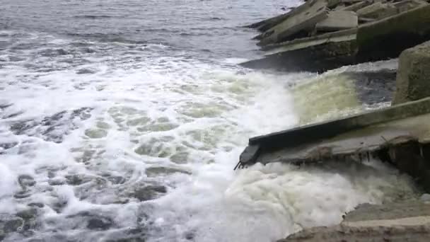 Неочищенные Грязные Вонючие Сточные Воды Сбрасываются Через Трубу Природный Резервуар — стоковое видео