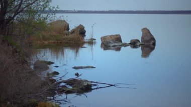 Khadzhibey nehrinin sakin sularında kabuk kayalarından elde edilen doğal taşlar.