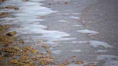 Kirli su ve köpük gölde. Ötrofikasyon ve kirliliği doğal rezervuarlar.