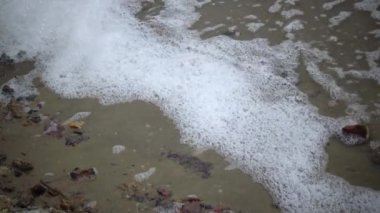 Kirli su ve köpük gölde. Ötrofikasyon ve kirliliği doğal rezervuarlar.