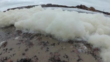 Deniz köpüğü Karadeniz'de, su kirliliği, bir fırtına sırasında Ötrofikasyon