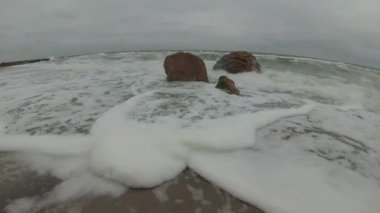 Karadeniz, kumlu bir plaj kayalar sahilde dalgalar fırtına sırasında beyaz köpük rulo