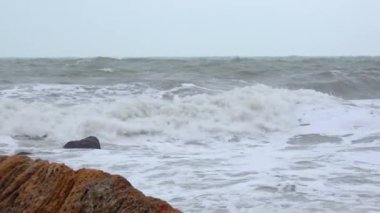 Deniz manzarası, denizde güçlü bir fırtına, kıyıda köpüklü dalgalar, Karadeniz.