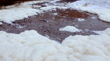 Denizin ötrofikasyonu ve kirliliği, güçlü bir fırtına sırasında kıyıda kirli köpüklerle dalgalar, Karadeniz
