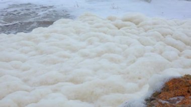 Denizin ötrofikasyonu ve kirliliği, güçlü bir fırtına sırasında kıyıda kirli köpüklerle dalgalar, Karadeniz