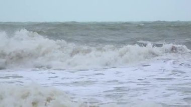 Deniz manzarası, denizde güçlü bir fırtına, kıyıda köpüklü dalgalar, Karadeniz.