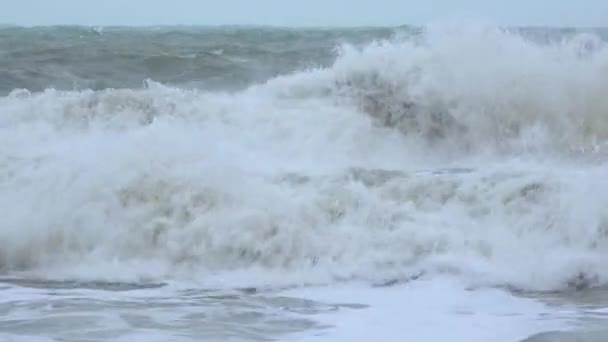 Seelandschaft Ein Starker Sturm Auf Dem Meer Wellen Mit Schaumstoffrollen — Stockvideo