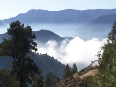 Sierra Nevada dağlarında alçak bulutlar
