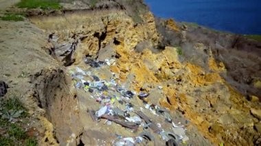 Çevresel suç, Ukrayna 'nın Khadzhibey nehrinin yamaçlarında kendiliğinden oluşan yasadışı çöplük.