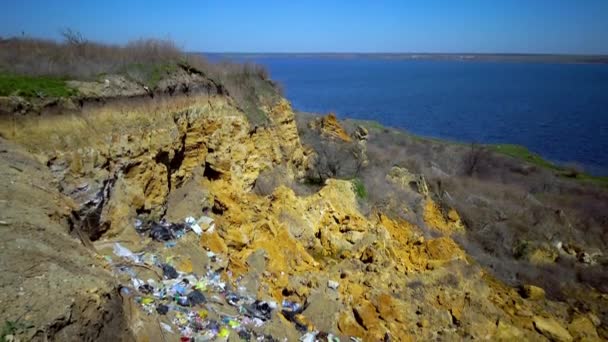 環境犯罪 ウクライナのKhadzheby河口の海岸斜面に違法自発的なゴミ捨て場 — ストック動画