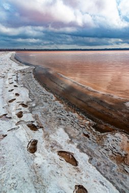 Kuyalnik haliçleri, Karadeniz. Tablo tuzu, alttaki yuvarlak gözleme şeklinde ve haliçlerin kıyısında. Tablo tuz kristalleri