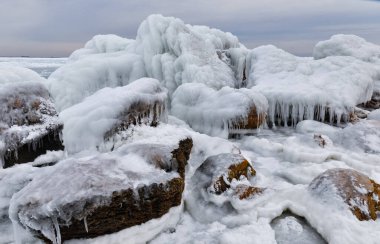 Karadeniz 'deki donmuş kıyı kayaları üzerindeki buz sarkıtları