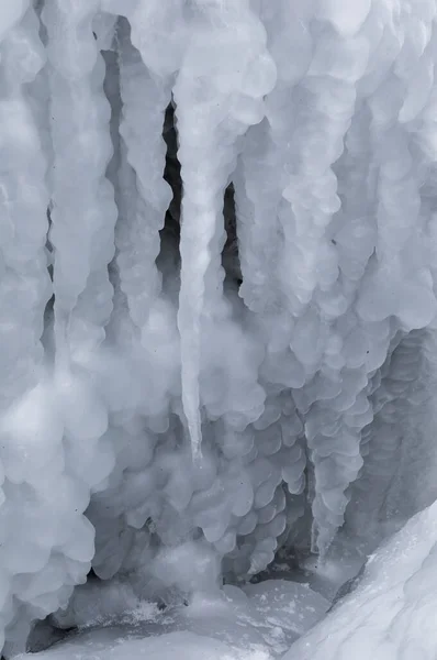 Ledové Rampouchy Zmrzlých Pobřežních Skalách Černém Moři — Stock fotografie
