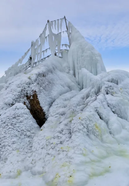 2010年の寒い冬 黒海のワイヤ上の氷のつらら — ストック写真