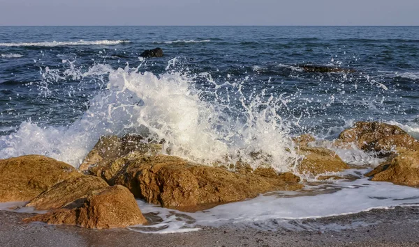 Waves Break Stone White Splashes Water Fly Air Black Sea — Foto de Stock