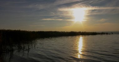 Yalpug Gölü üzerinde renkli gün batımı, Odessa bölgesi Ukrayna