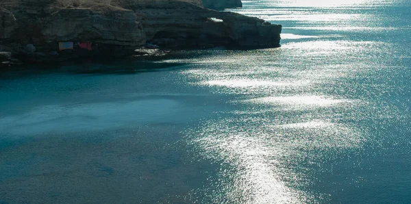 Een Pad Van Zonneschijn Het Water Tegen Blauwe Lucht Bij — Stockfoto