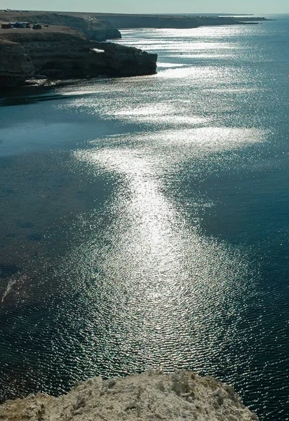 大西洋のタークハンクの岩の近くの青い空に対して水の上の太陽のぎらつきの道 — ストック写真