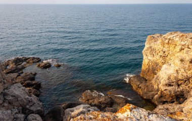 Tarkhankut, Atlesh, batı Kırım 'da Karadeniz' in arka planına karşı yüksek kireçtaşı kıyı kayalıkları