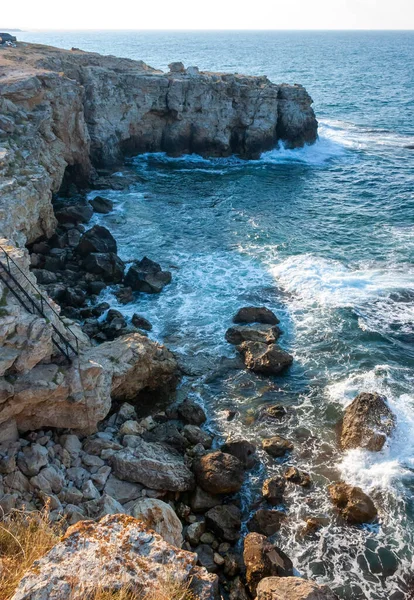 Hohe Kalksteinklippen Vor Dem Hintergrund Des Schwarzen Meeres Auf Tarchankut — Stockfoto