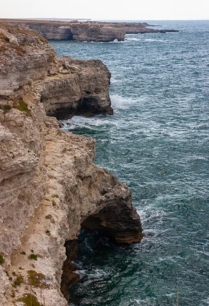 Alto Penhascos Costeiros Pedra Calcária Contra Pano Fundo Mar Negro — Fotografia de Stock