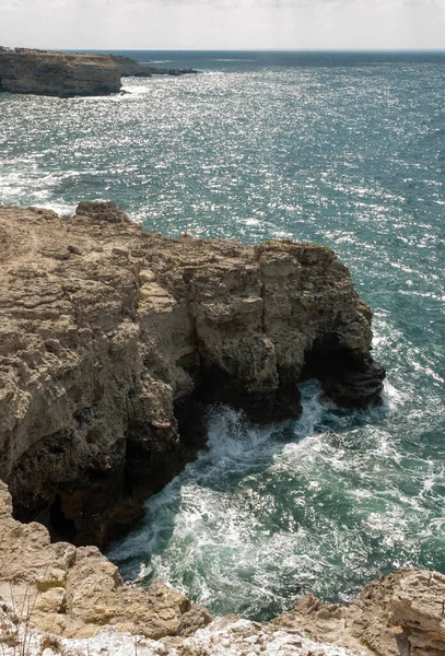 Υψηλά Ασβεστολιθικά Παράκτια Βράχια Στο Φόντο Της Μαύρης Θάλασσας Στο — Φωτογραφία Αρχείου
