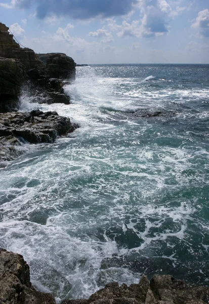 Σοβαρή Καταιγίδα Στη Θάλασσα Κοντά Στους Παράκτιους Βράχους Της Μαύρης — Φωτογραφία Αρχείου