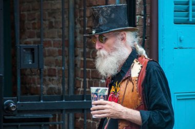 YENİ ORLEANS, LOUISIANA - 26 Kasım 2011: New Orleans 'taki müzisyenlerin yanındaki siyah kadın. Şehir manzarası