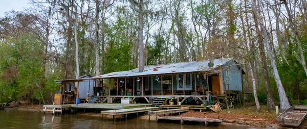 YENİ ORLEANS, LOUISIANA - 26 Kasım 2011: New Orleans 'taki müzisyenlerin yanındaki siyah kadın. Şehir manzarası