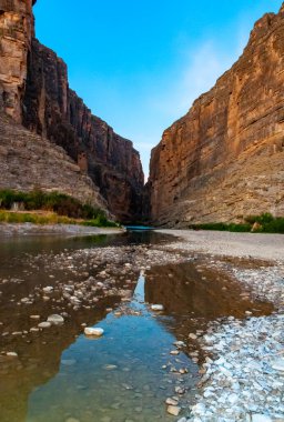 Rio Grande Nehri 'nden uçurumlar dik bir şekilde yükselir. Santa Elena Kanyonu 'nun Big Bend Ulusal Parkı manzarası. 