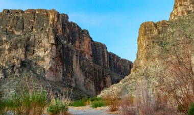Rio Grande Nehri 'nden uçurumlar dik bir şekilde yükselir. Santa Elena Kanyonu 'nun Big Bend Ulusal Parkı manzarası. 