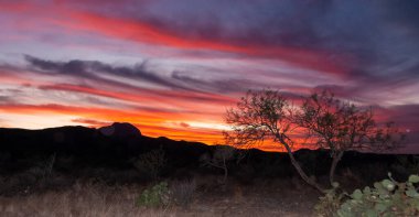 Teksas 'ta taştan çölün üzerinde kırmızı gün batımı, Big Bend Ulusal Parkı