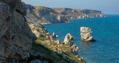Batı Kırım 'ın Dzhangul bölgesindeki dik kıyı ve kayaların manzarası