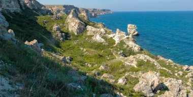 Batı Kırım 'ın Dzhangul bölgesindeki dik kıyı ve kayaların manzarası