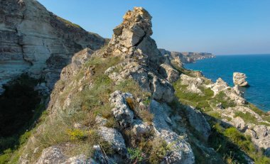 Batı Kırım 'ın Dzhangul bölgesindeki dik kıyı ve kayaların manzarası