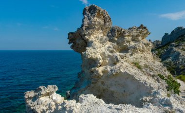 Batı Kırım 'ın Dzhangul bölgesindeki dik kıyı ve kayaların manzarası