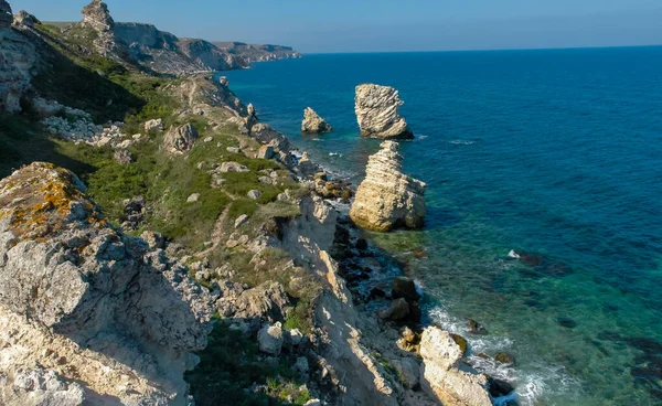 stock image View of the steep banks and rocks in the water in the Dzhangul tract, western Crimea