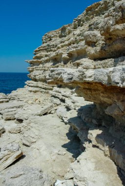 Dzhangul yolu, Batı Kırım ve Tarkhankut 'taki dik kireçtaşı kıyıları ve kayalar